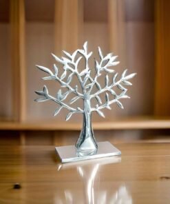 Árbol decorativo de pewter con diseño artesanal elegante.