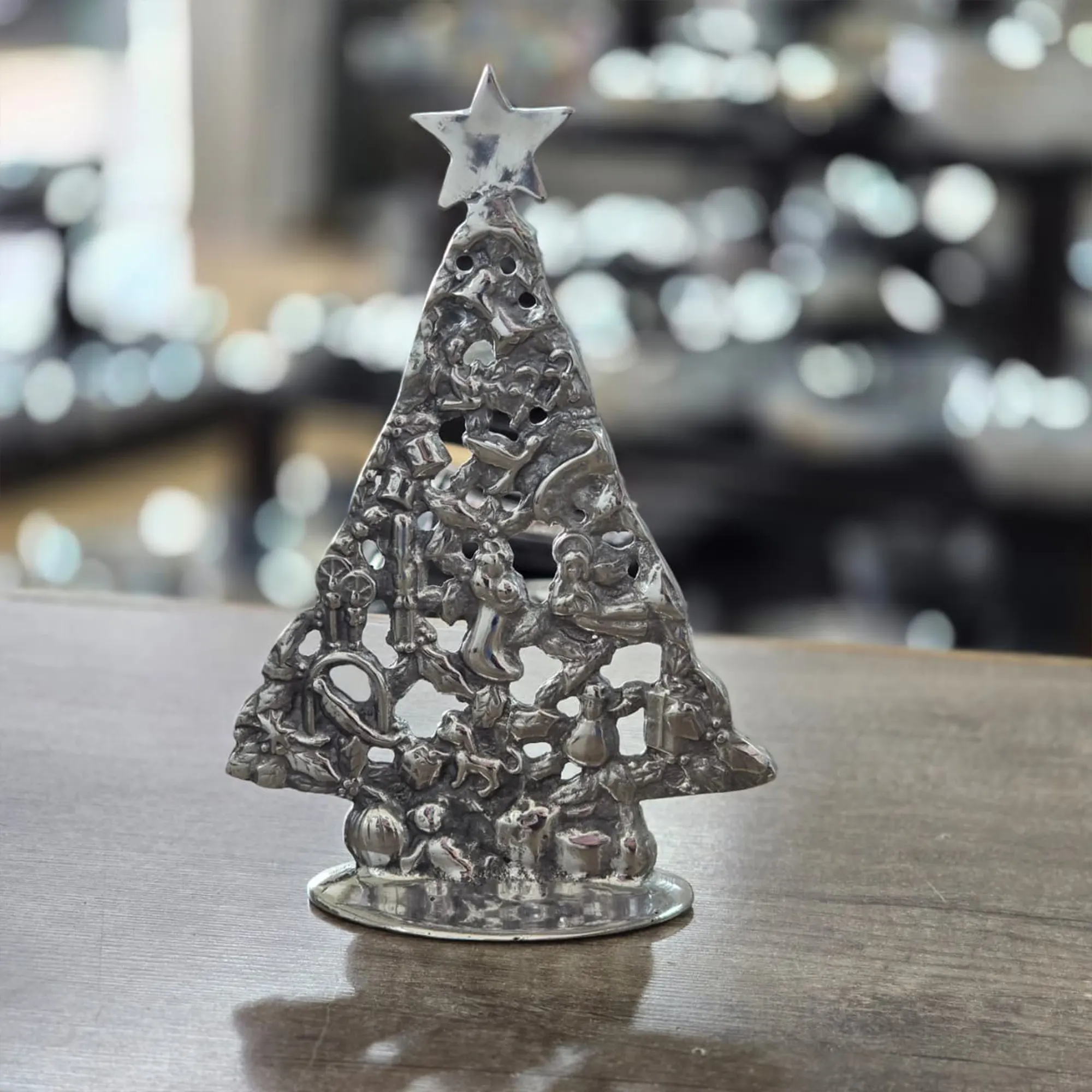 Pino Navideño con Adornos