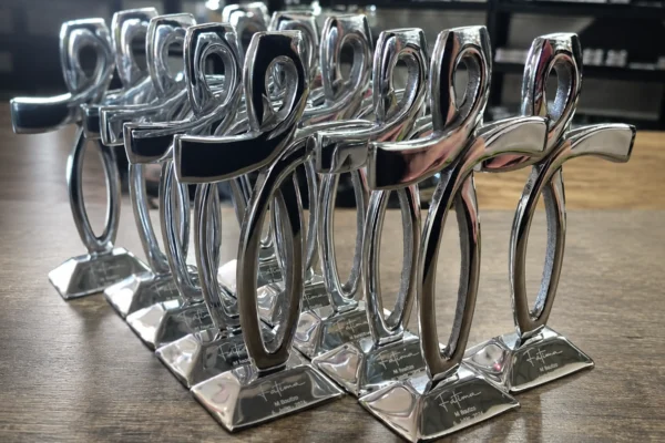 Grabado láser en cruz de pewter personalizada con acabado de alta precisión.